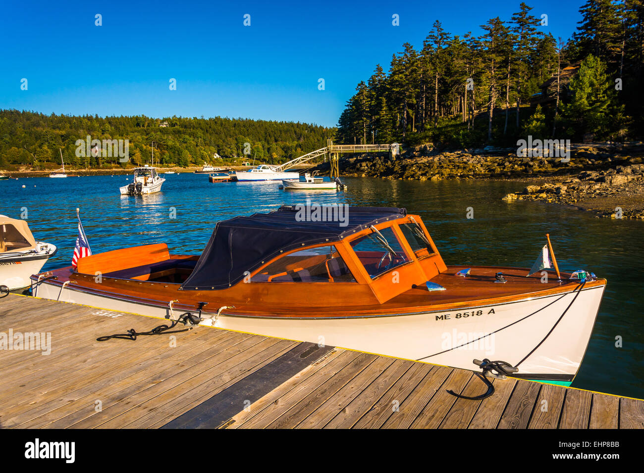 Docks und Boot in Northeast Harbor, Maine. Stockfoto