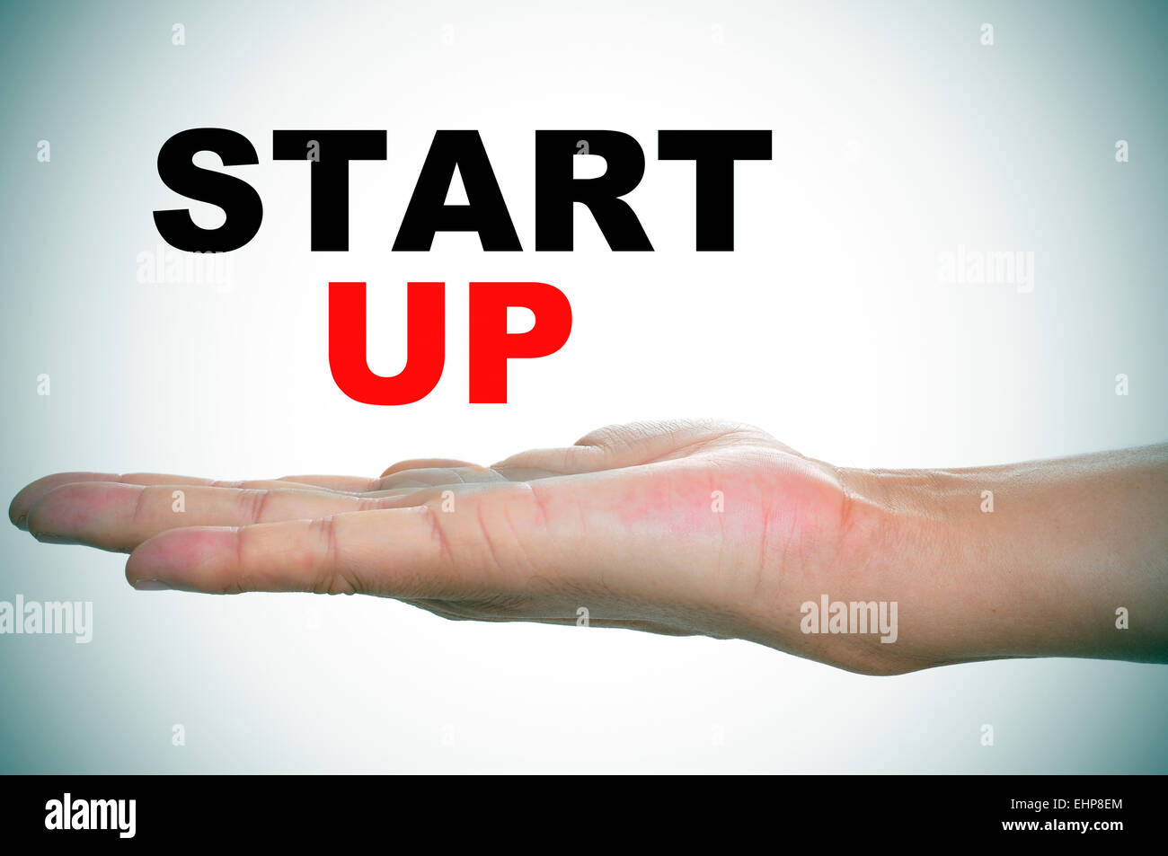 die Hand eines jungen Mannes mit dem Text start Stockfoto