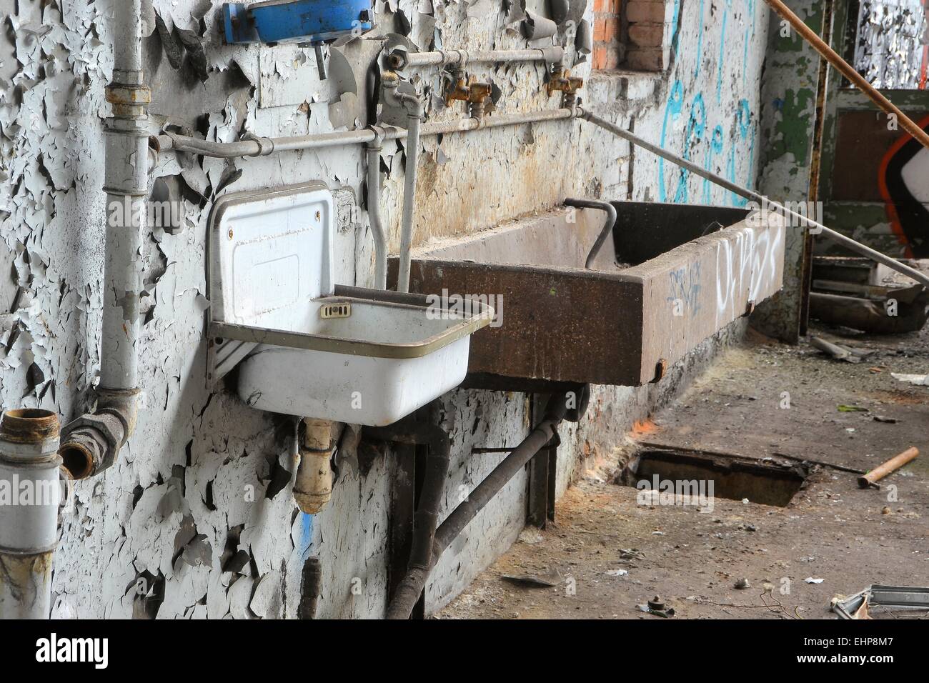Waschbecken in einer stillgelegten Fabrik Stockfoto