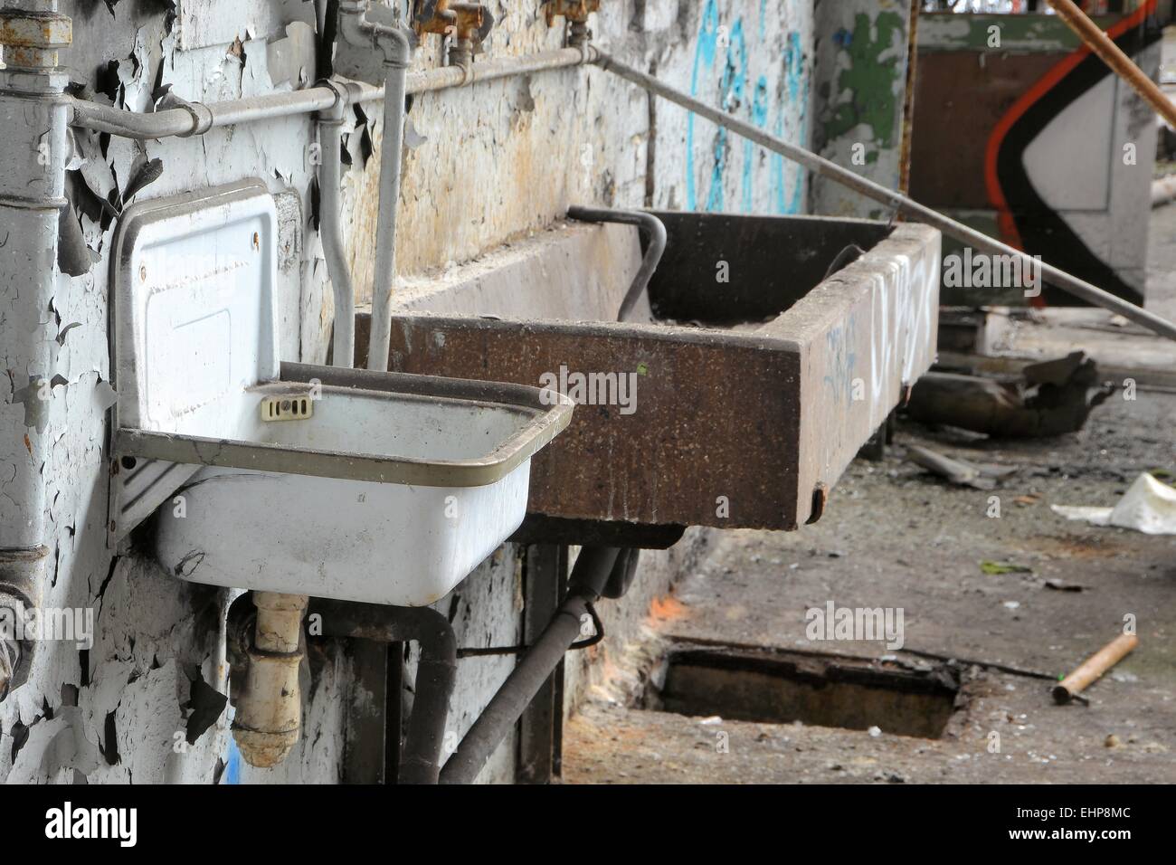 Waschbecken in einer stillgelegten Fabrik Stockfoto