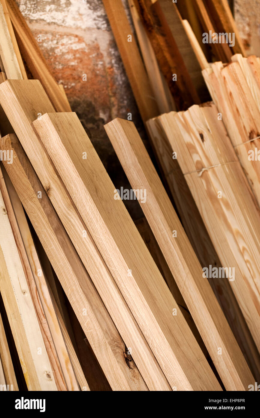 Holzstücke in eine Holzwerkstatt Stockfoto