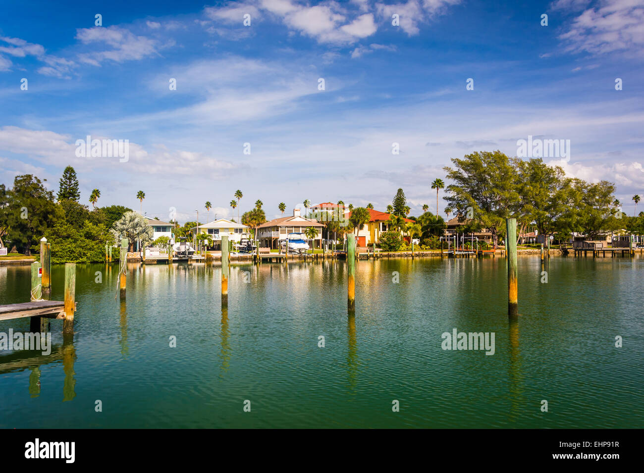 Docks und Häusern entlang wenig McPherson Bayou in St. Pete Beach, Florida Stockfoto