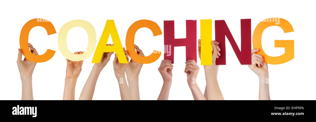 Viele kaukasische Menschen und Händen mit bunten geraden Buchstaben oder Zeichen Gebäude der isolierten englische Wort Coaching auf W Stockfoto