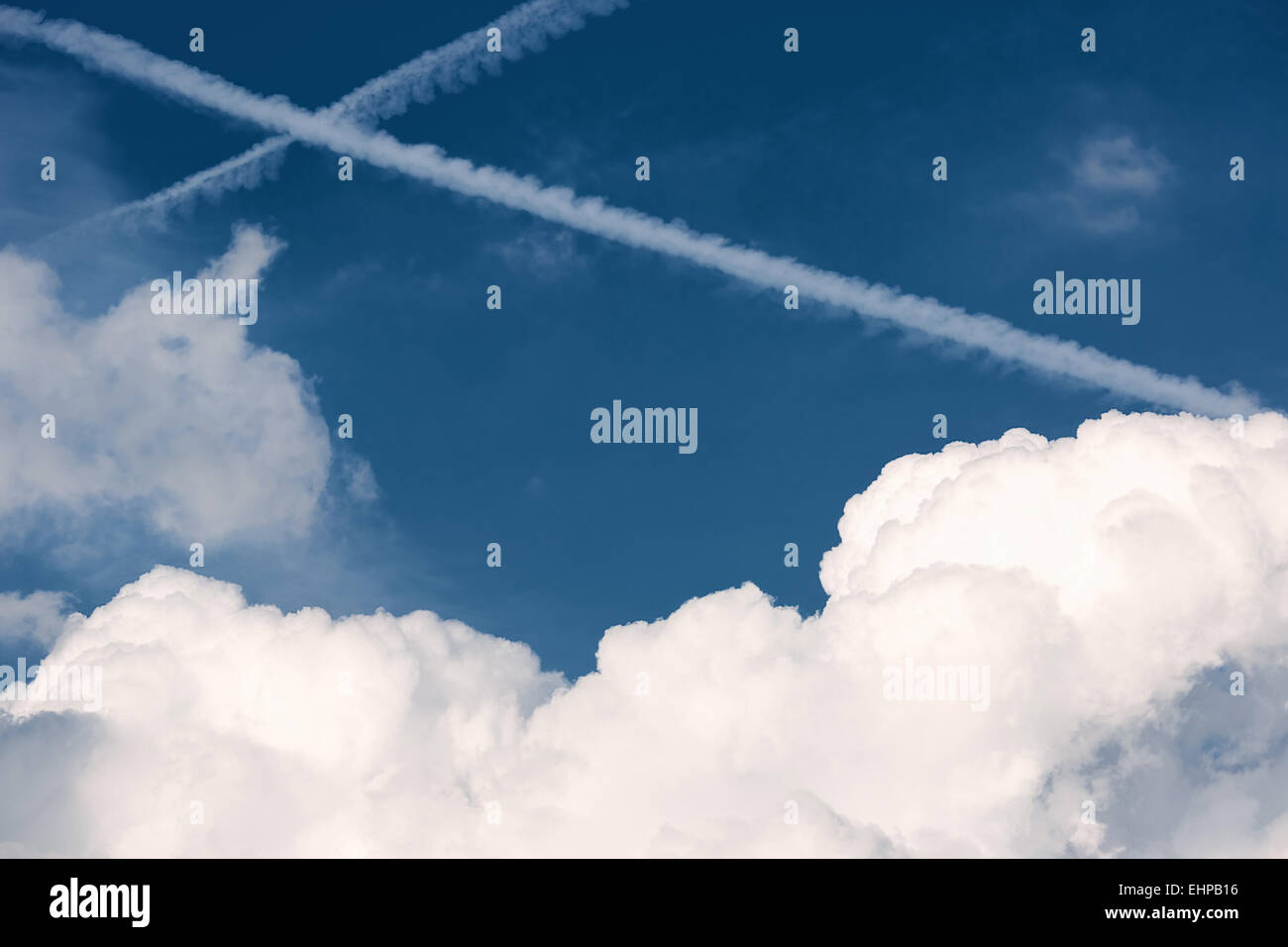 Zwei Spuren von Flugzeugen im blauen Himmel Stockfoto