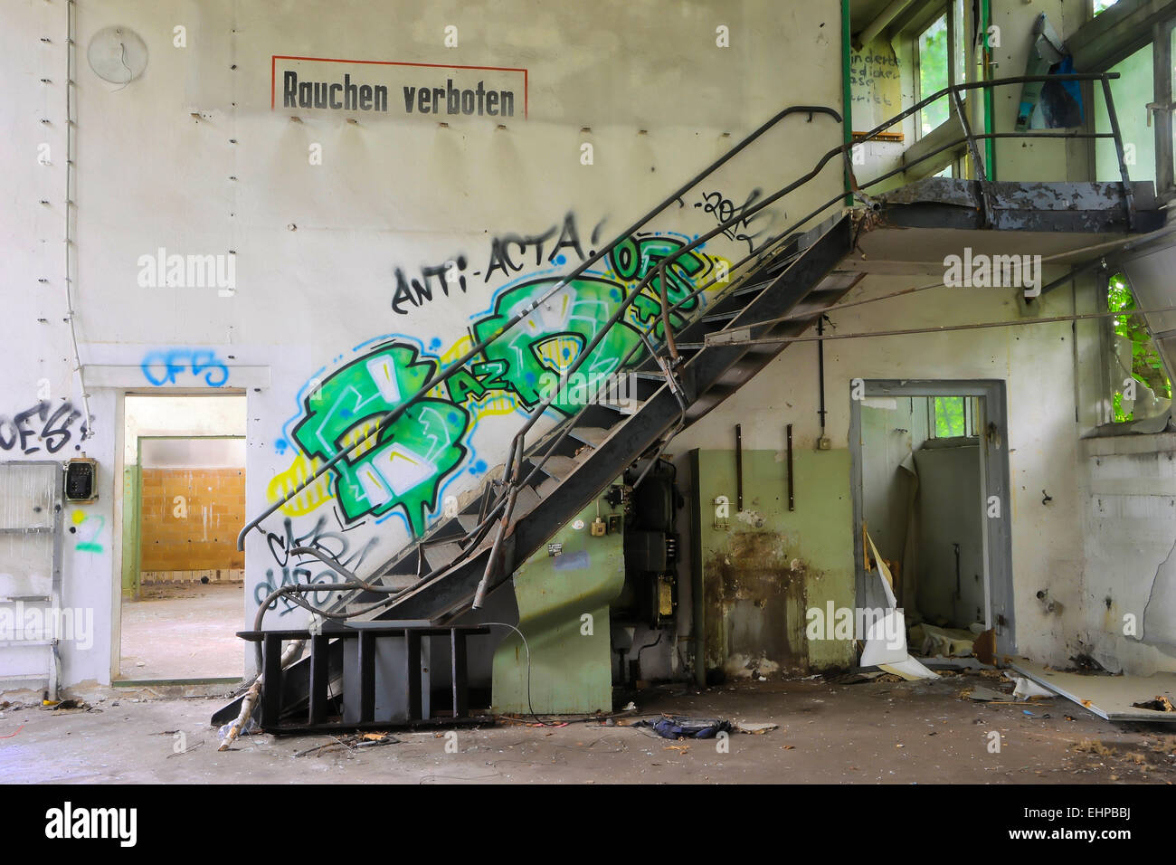 alte Treppe in einer stillgelegten Fabrik Stockfoto