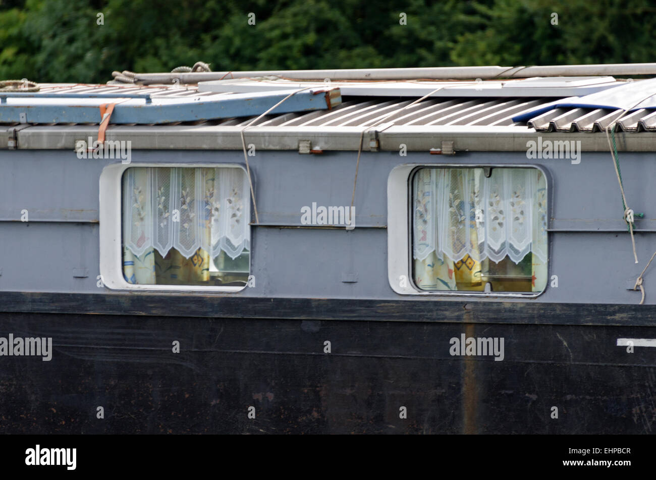 Gardinen in den Fenstern eines Kanals Kahn am Fluss Saône, Chalon-Sûr-Saône, Burgund, Frankreich. Stockfoto