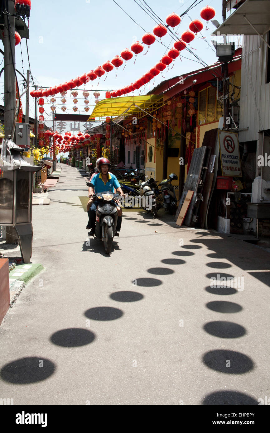 Chinesische Laternen hängen über dem Eingang eines Clan-Stege Chew jetty Georgetown Penang Malaysia Stockfoto