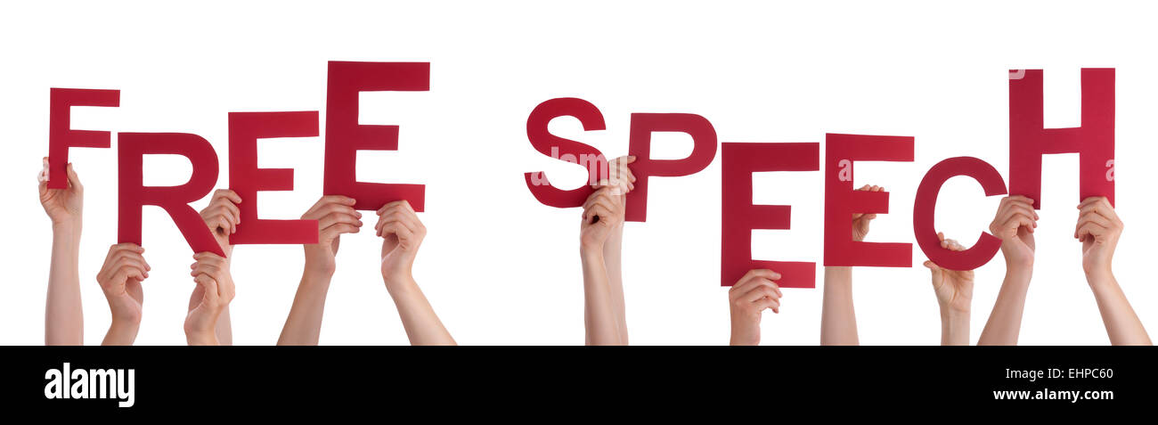 Viele kaukasische Menschen und Händen mit roten Buchstaben oder Zeichen Gebäude der isolierten englische Wort freie Meinungsäußerung auf weißen Backgr Stockfoto