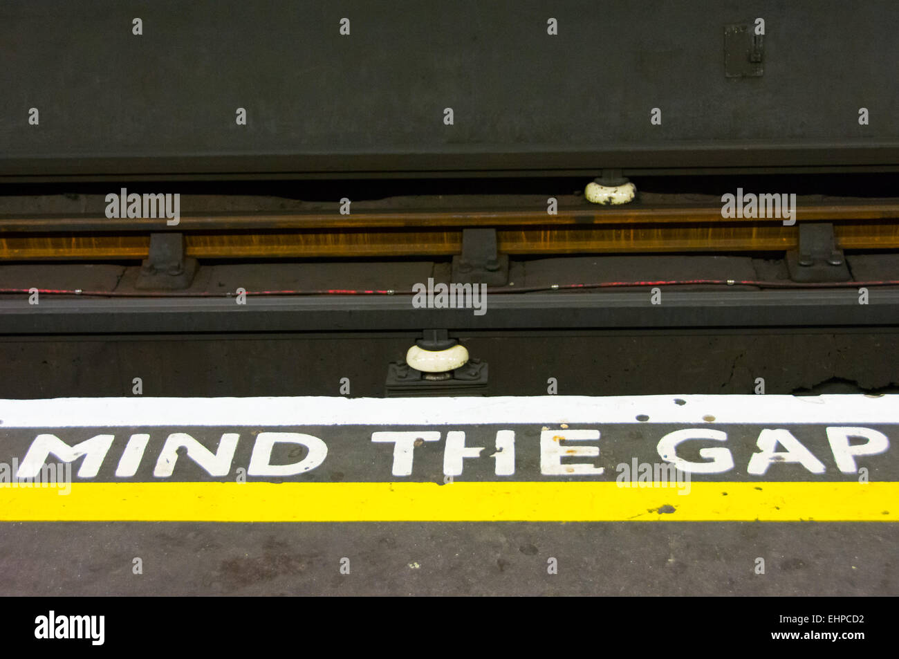 London Tube MIND THE GAP Warnung mit rostigen Schienen Stockfoto