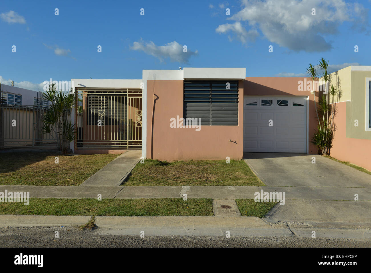 Urbanizacion La Fe ". Häuser der mittleren bis niedrigen Klasse in der Stadt von Juana Diaz, Puerto Rico. US-Territorium. Karibik-Insel. Stockfoto