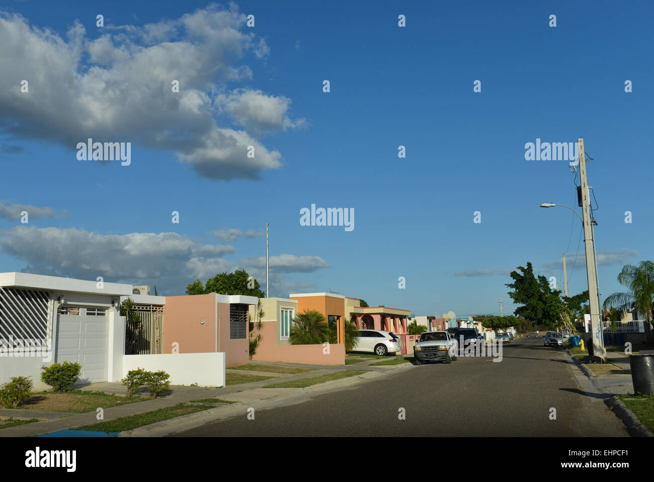 Urbanizacion La Fe ". Häuser der mittleren bis niedrigen Klasse in der Stadt von Juana Diaz, Puerto Rico. US-Territorium. Karibik-Insel. Stockfoto