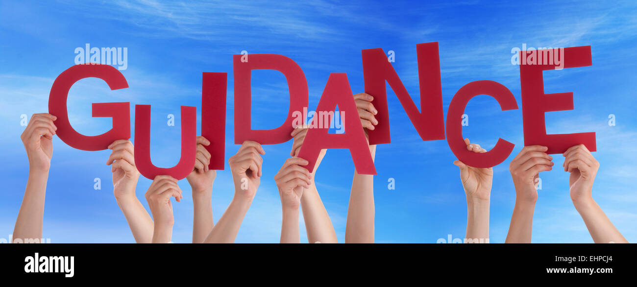 Viele kaukasische Menschen und Händen mit roten Buchstaben oder Zeichen Gebäude der englischen Führung am blauen Himmel Stockfoto