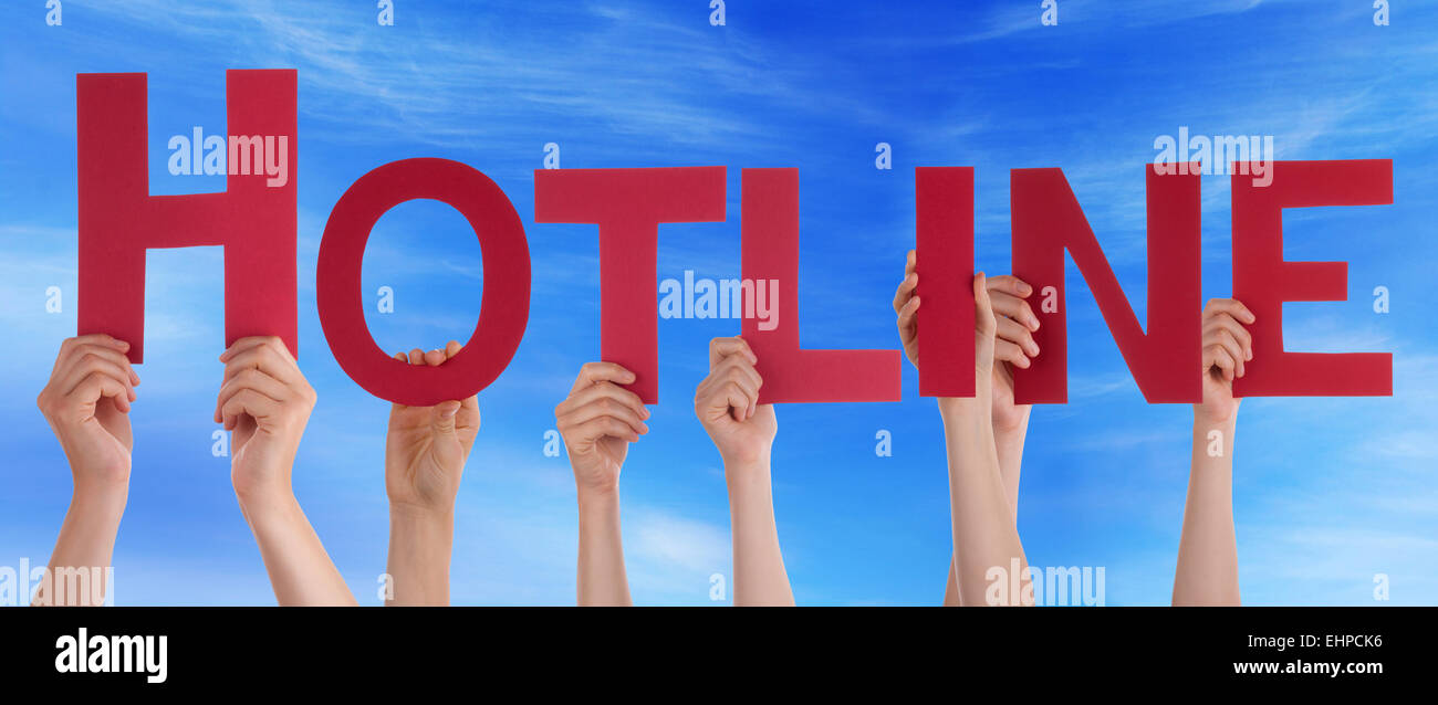 Viele Hände halten roten geraden Buchstaben oder Zeichen Gebäude das englische Wort-Hotline auf blauen Himmel und kaukasische Menschen Stockfoto