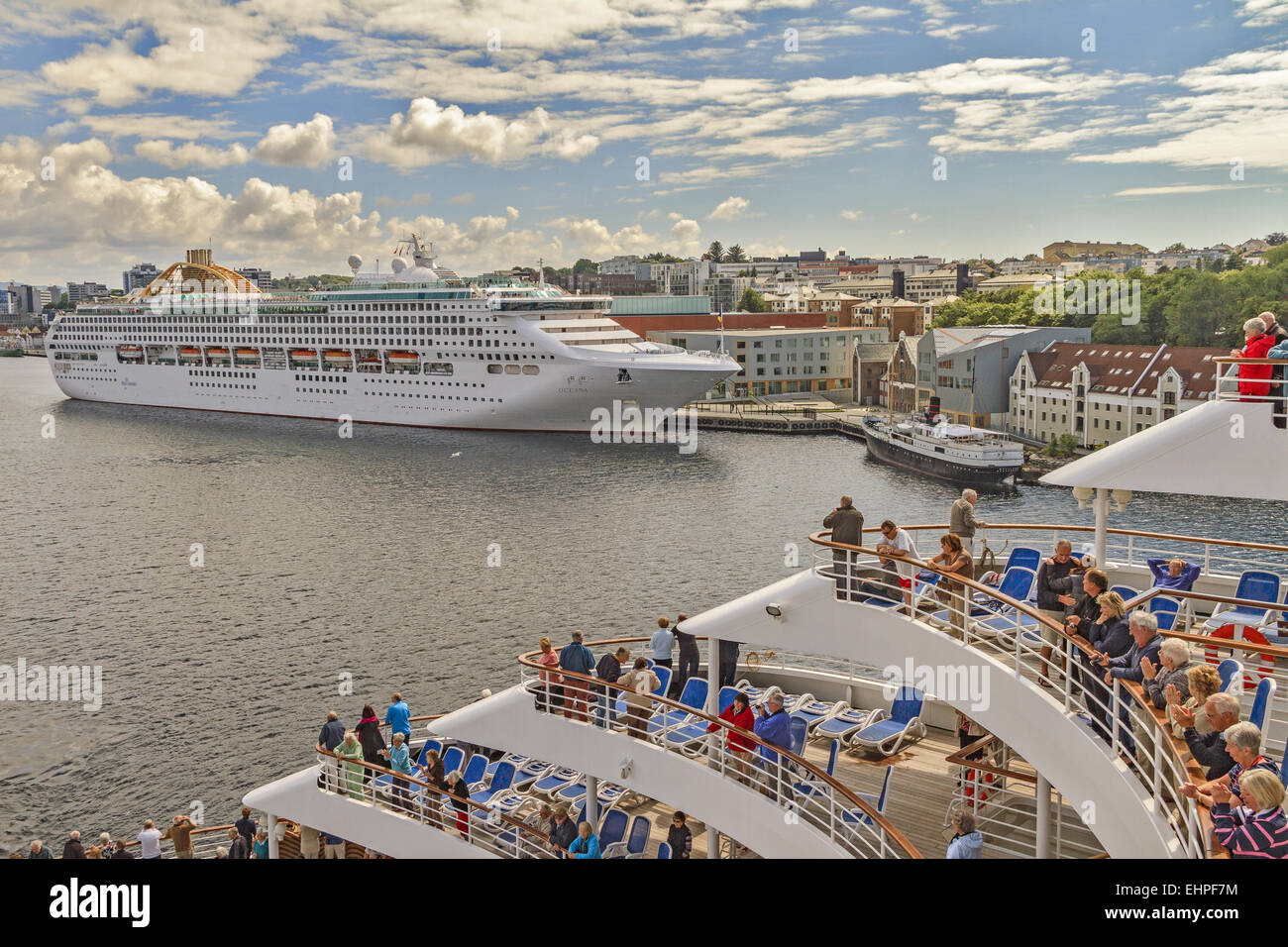 Schiff verlassen Hafen Stavanger Norwegen Stockfoto