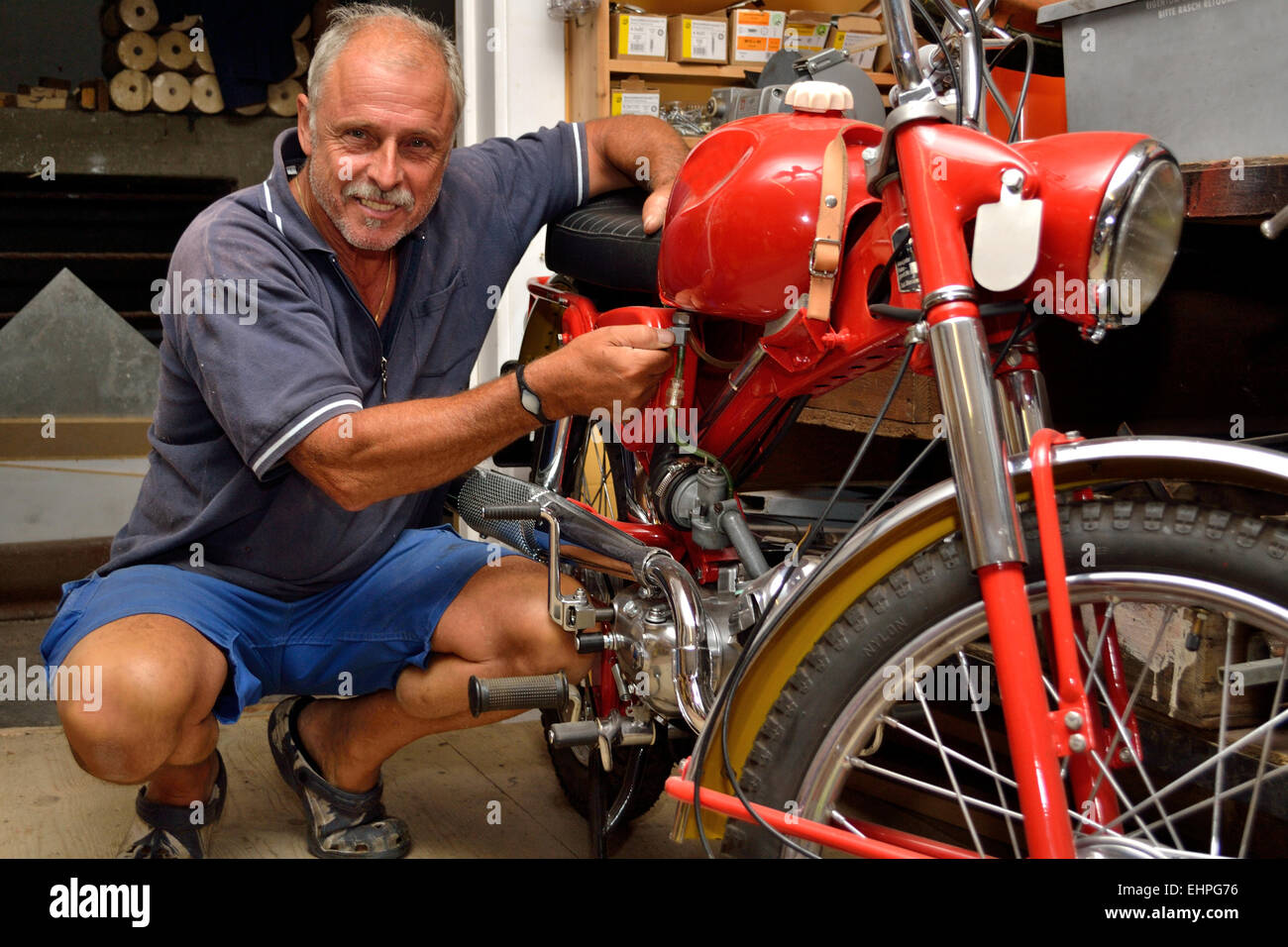 Der Scooter Mechaniker service Stockfoto