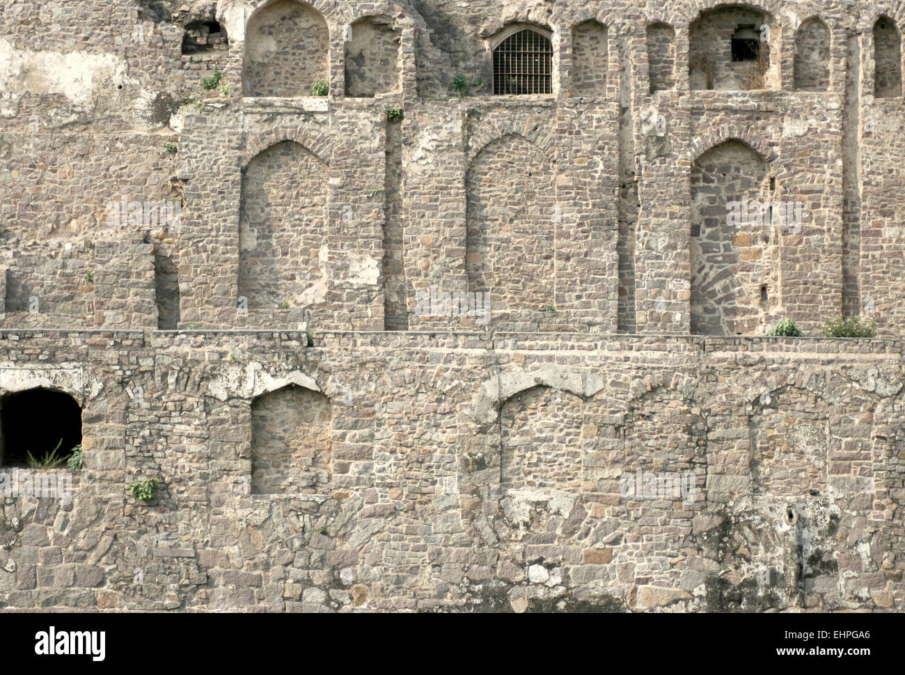 Architektonische Details des 400 Jahre alten verfallenen Golconda Fort, Hyderabad, Indien Stockfoto