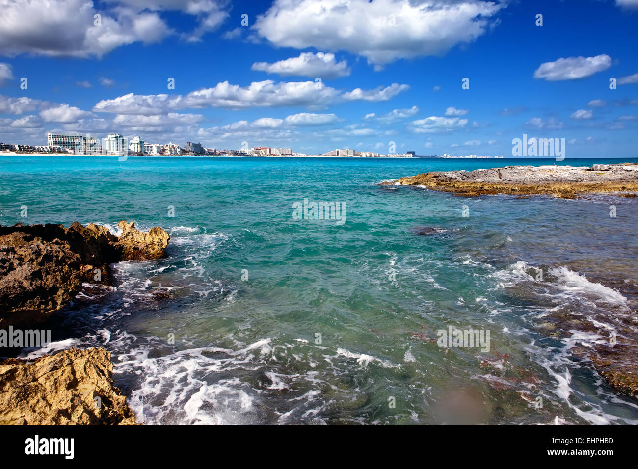 Meer und die Stadt in der Ferne Mexiko. Cancun Stockfoto