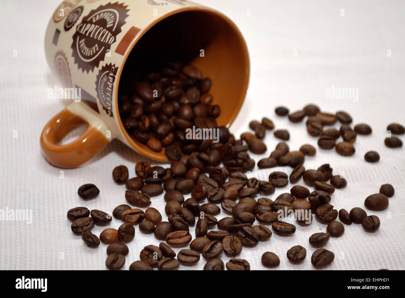 Kaffeebohnen und Tassen Stockfoto