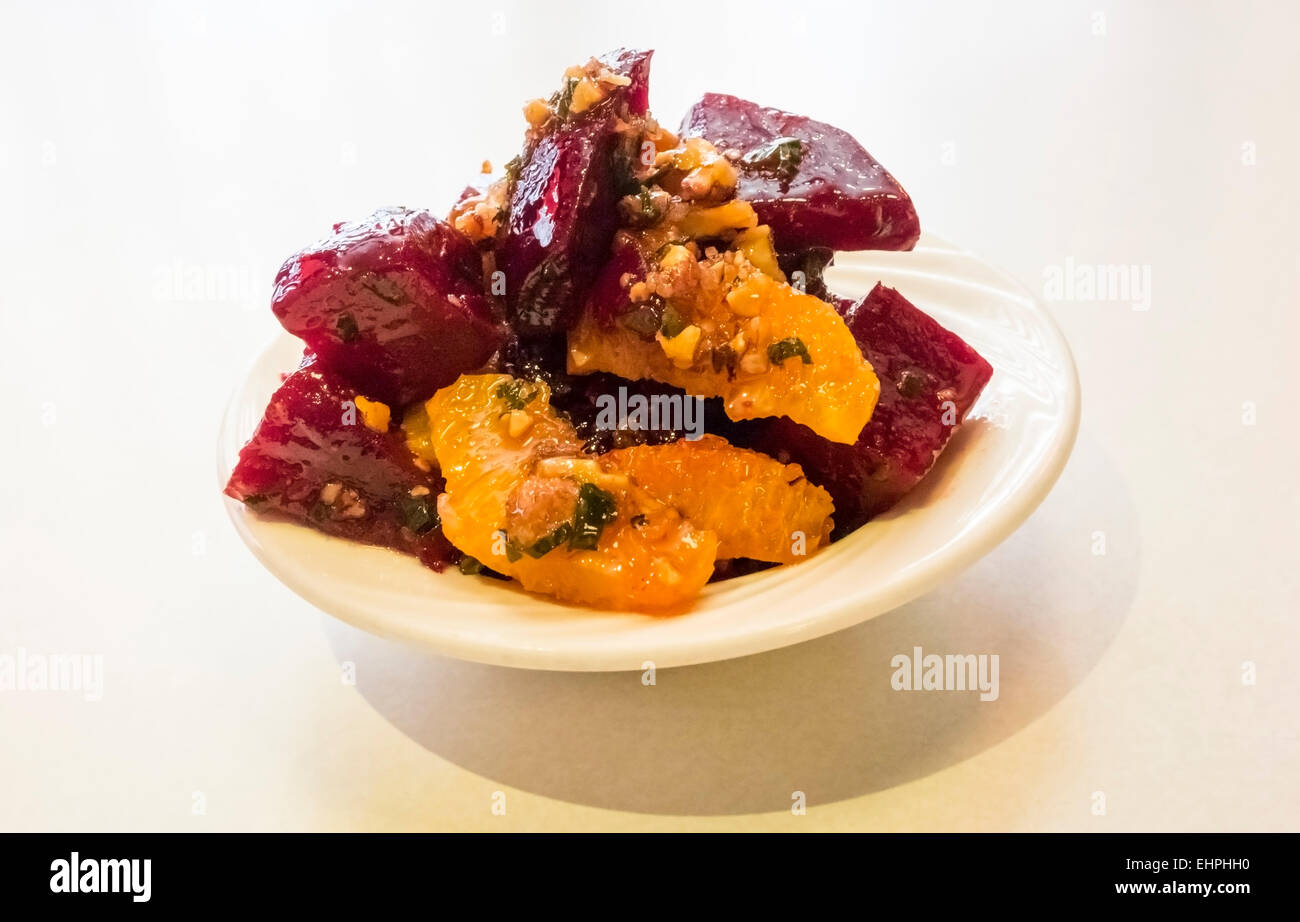 Rote Beete, Orange und Walnuss-Salat mit Vinaigrette Stockfoto