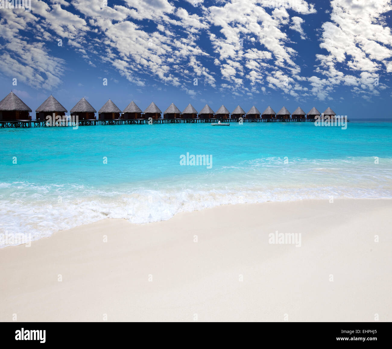 Häuser auf Pfählen am Meer. Malediven. Stockfoto