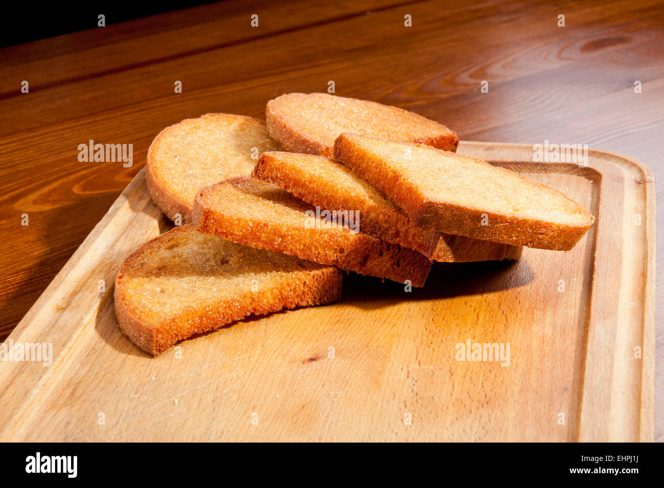 Frischen gebratenen Toast auf den hölzernen Graben Stockfoto