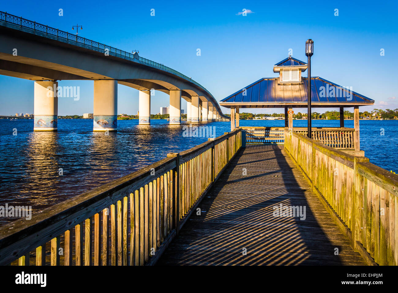 Fishing Pier und Brücke über den Fluss von Halifax in Daytona Beach, Florida. Stockfoto