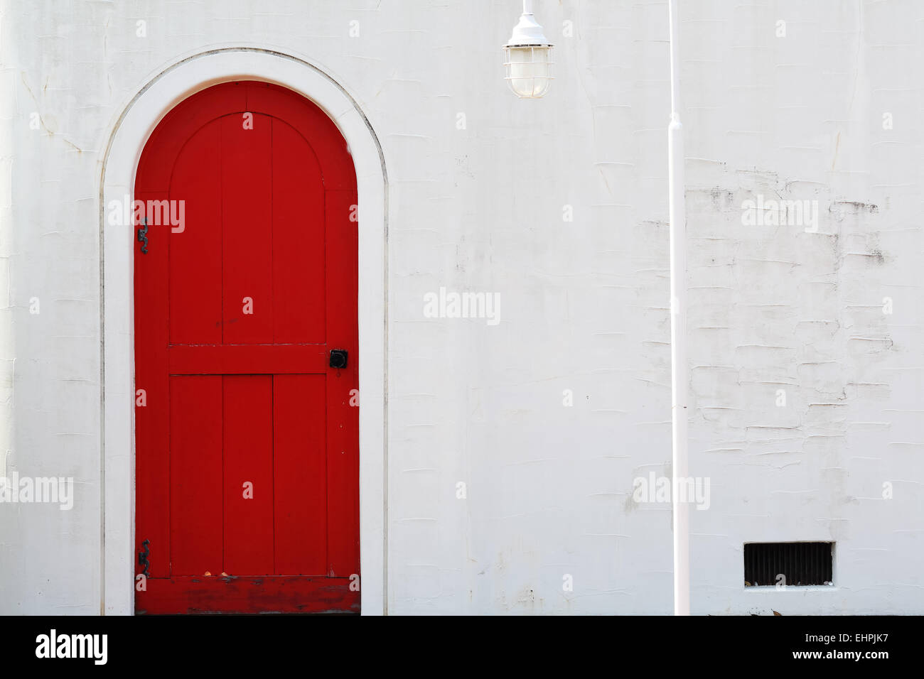 Alte rote Holztür mit weißen Wand Stockfoto