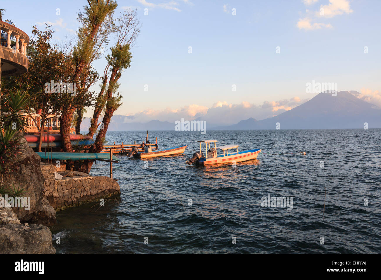 Seesicht Toliman Vulkans Atitlan, Guatemala Stockfoto Seesicht Toliman Vulkans Atitlan, Guatemala Stockfoto