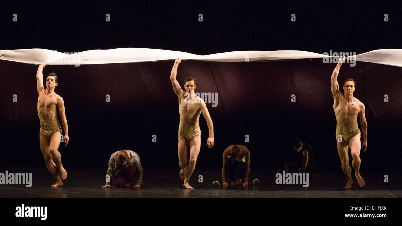 03.09.2015. London, England. Im Bild: Petite Mort, Choreographie von Jiri Kylián. Generalprobe der triple Bill "modernen Meister" von Tänzern aus dem English National Ballet Sadler es Wells durchgeführt. Vorstellungen vom 10 bis 15. März 2015. Stockfoto