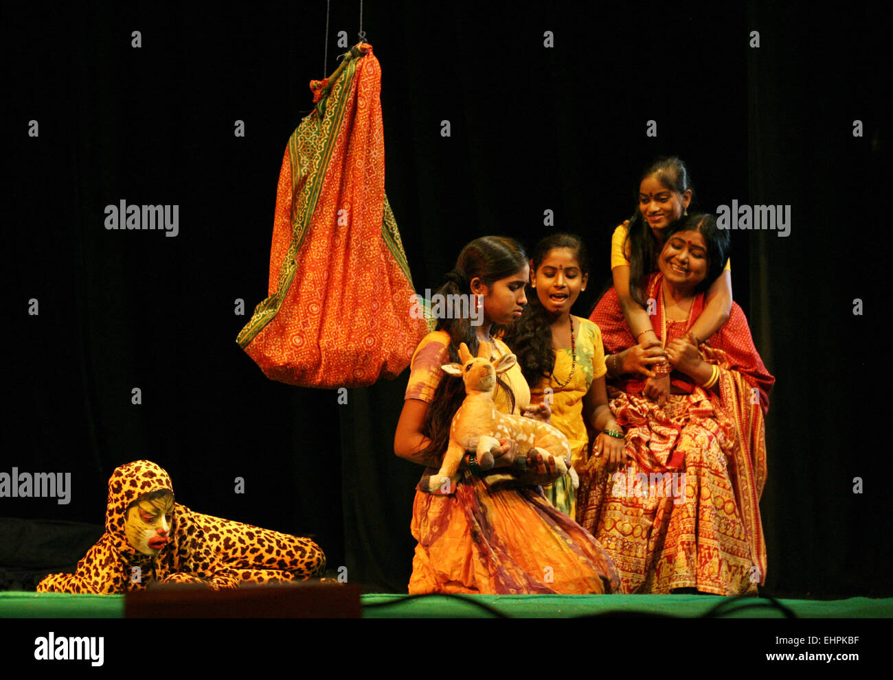 Mit der Erhaltung der Natur Thema am Oktober treten Künstler von Komali Kalasamithi Atma Geetham 27,2012 in Hyderabad, Indien. Stockfoto