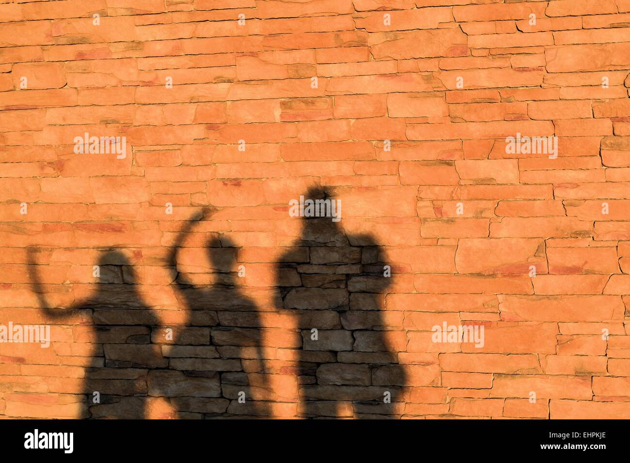 Schatten einer Familie an einer Hauswand Stockfoto