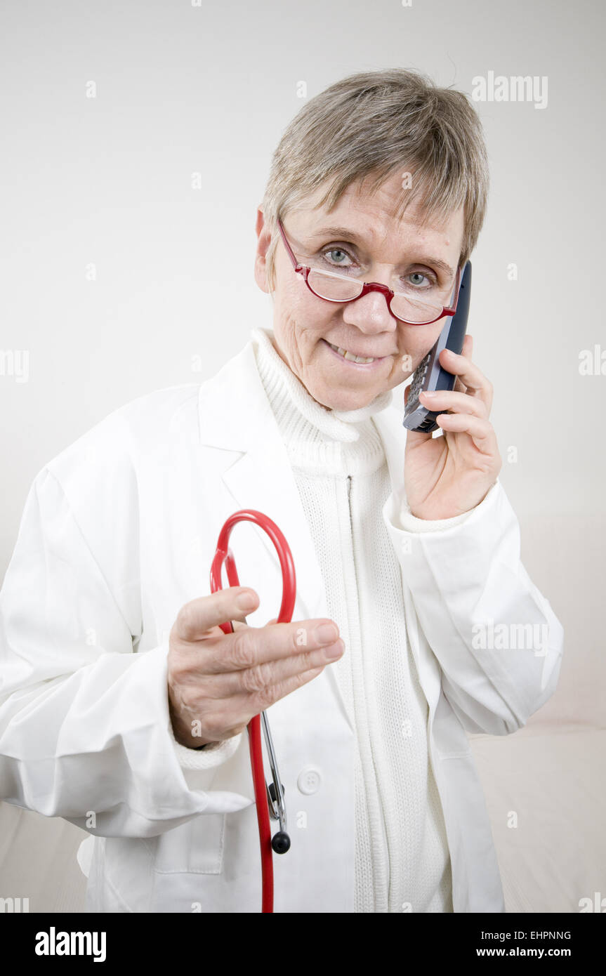 Doc mit Telefon und Stethoskop Stockfoto