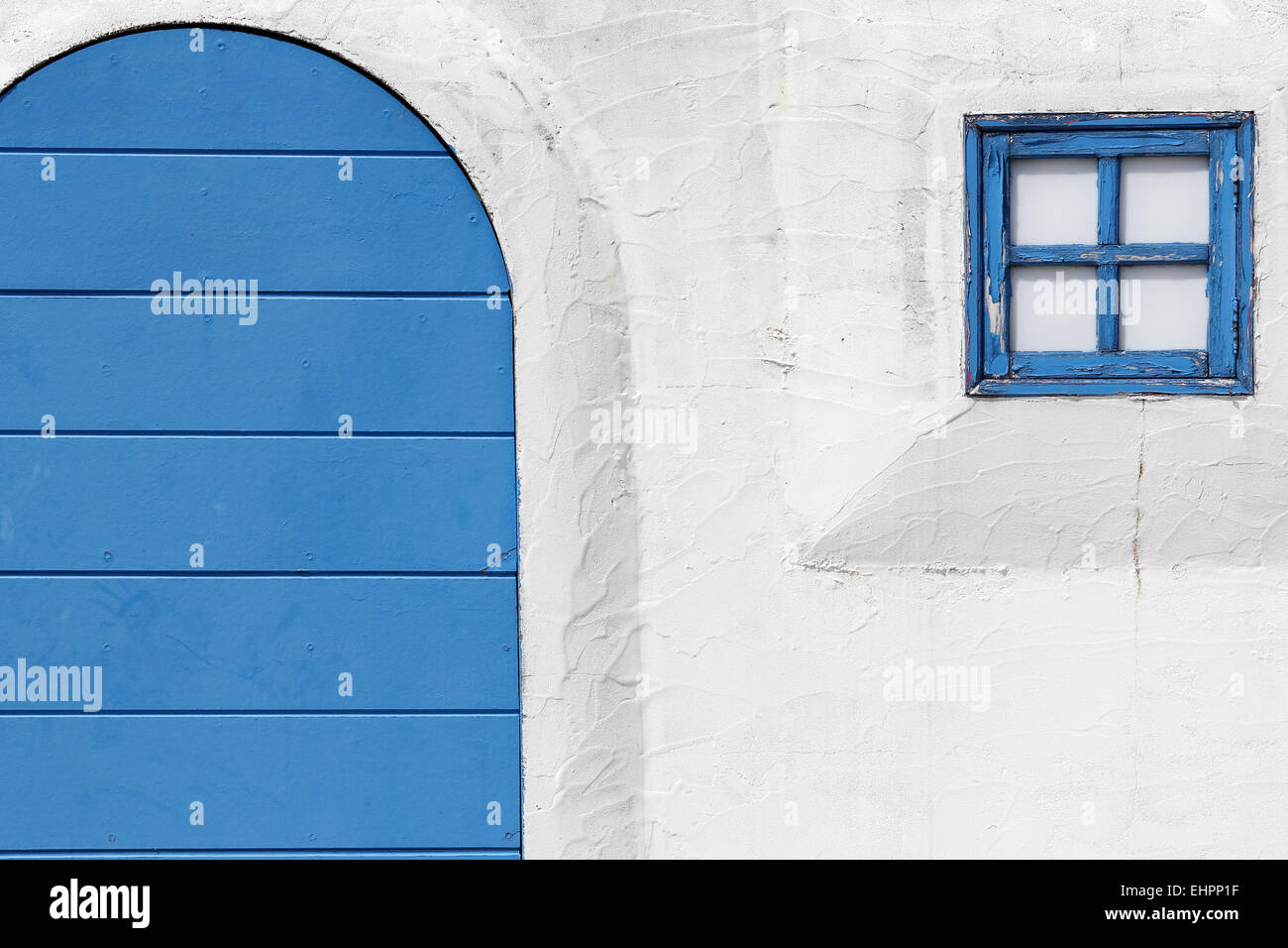 Alte hölzerne blaue Tür und Fenster mit weißen Wand Stockfoto