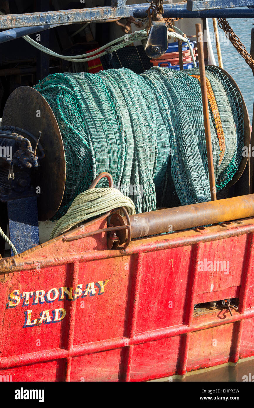 Fischernetz auf einem Nordsee Trawler vertäut im Hafen von Eyemouth, Berwickshire, Schottland Stockfoto