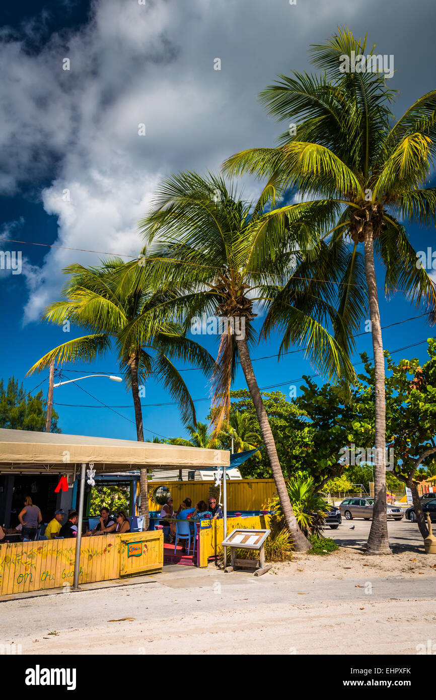 Palmen und ein Restaurant am Strand in Key West, Florida. Stockfoto