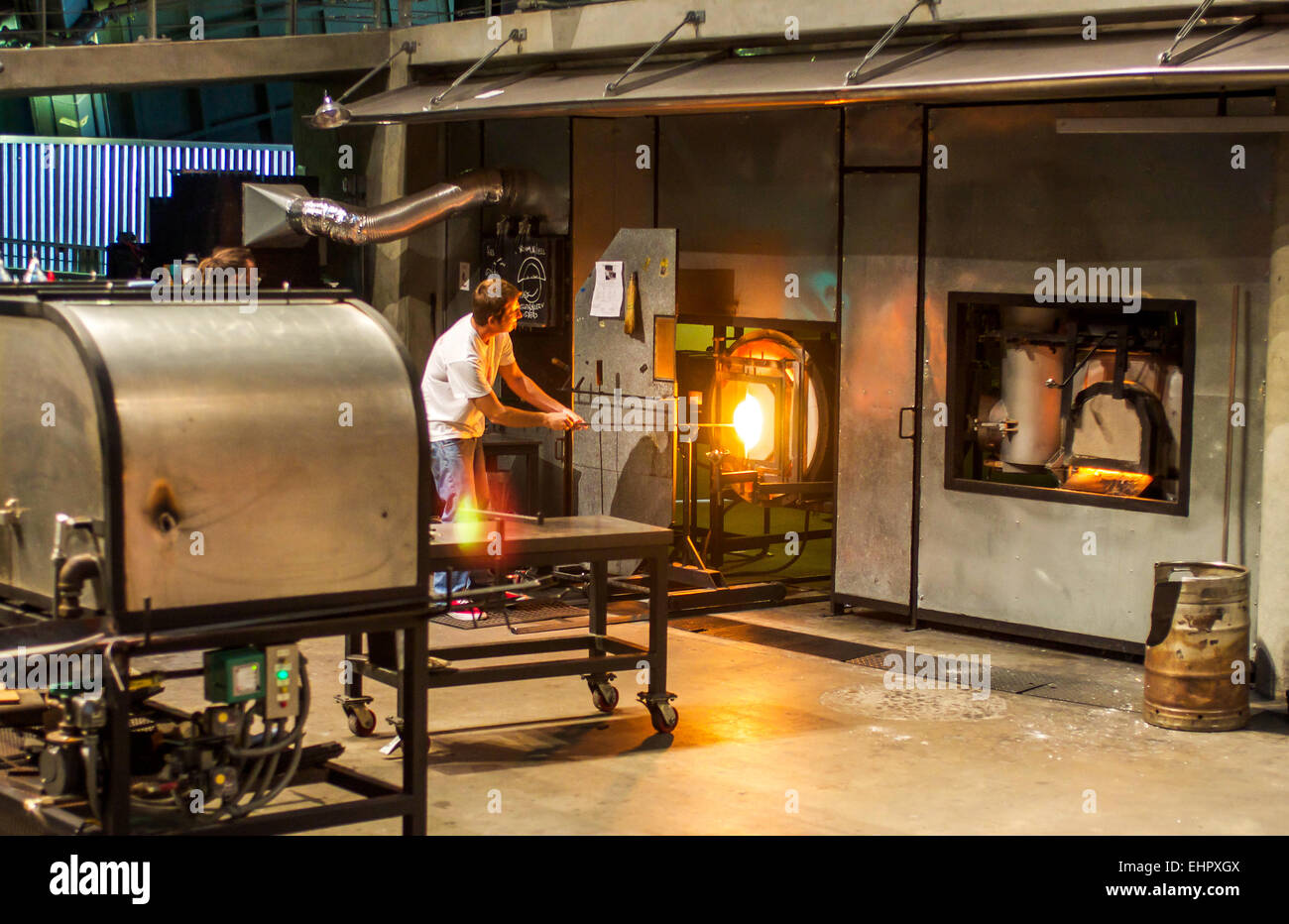 Heizung ein Bündel von Glas im Ofen vor weht es in Tacoma, Washington im Glasmuseum Tacoma. Stockfoto