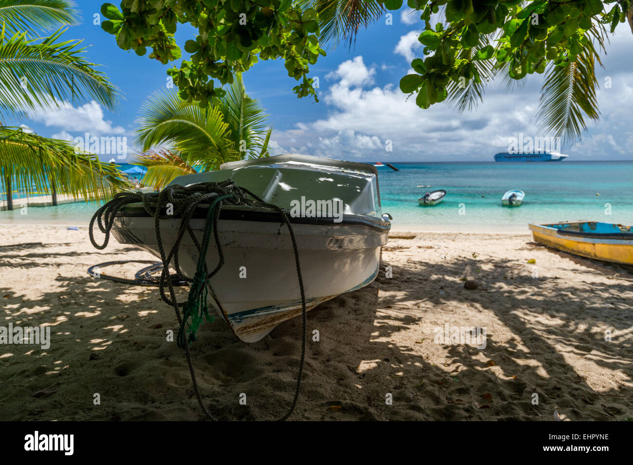 Ein Boot gefesselt auf Dravuni Island ist Teil der Fidschi-Inseln im Südpazifik gelegen. Stockfoto