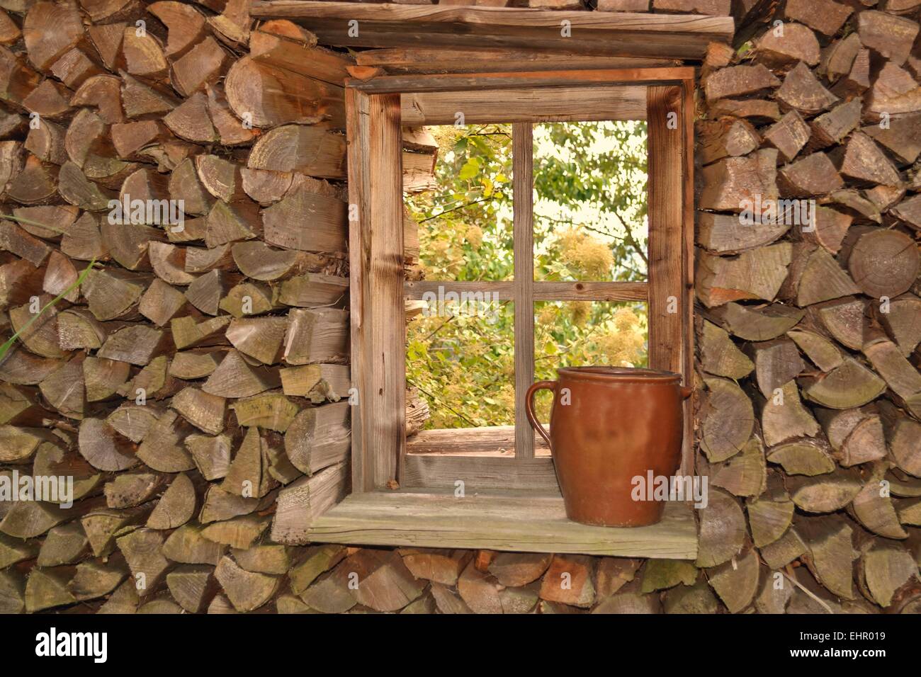 Gestapeltes Brennholz zu einem Fenster Stockfotografie Alamy