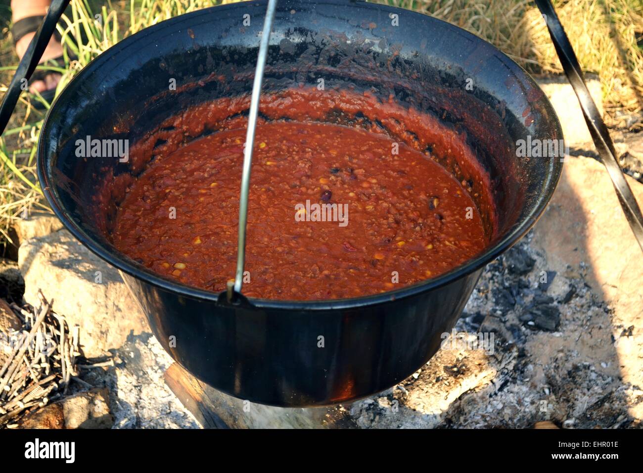 Chili Con Carne in einem Topf über einem Lagerfeuer Stockfoto