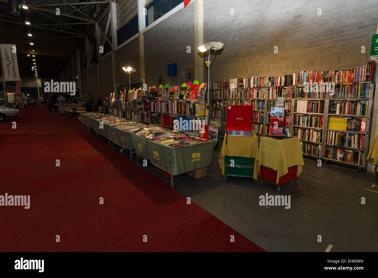 Ausstellungspavillon. Verkauf von Fachliteratur für Reparatur und Wartung von Fahrzeugen Stockfoto