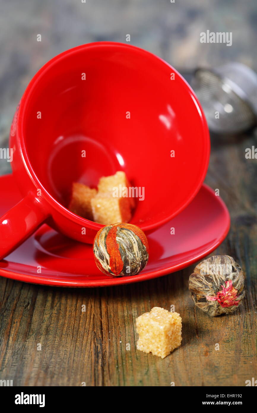 Tasse Tee und rot. Stockfoto