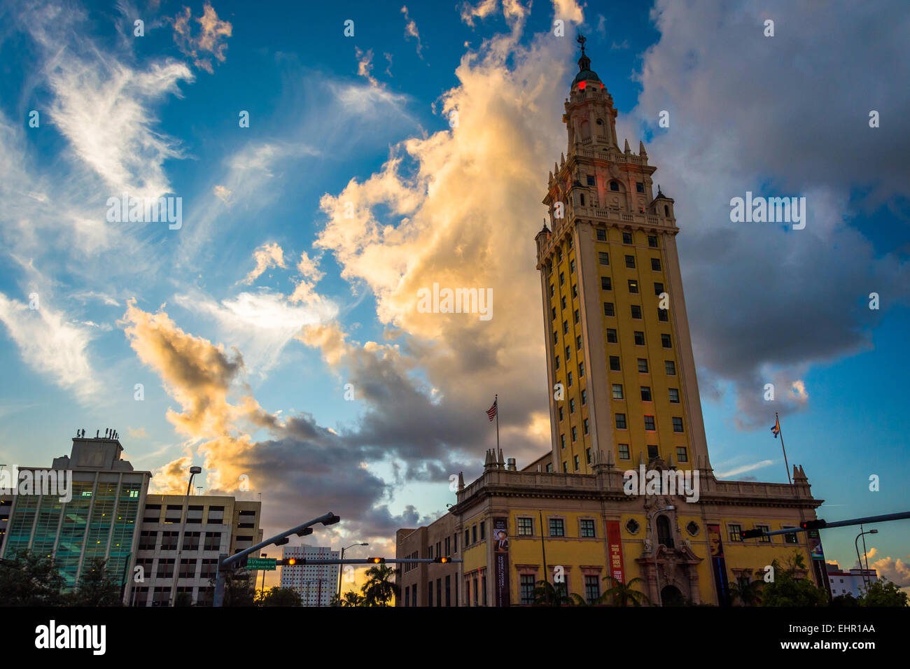Der Freedom Tower bei Sonnenuntergang in der Innenstadt von Miami, Florida. Stockfoto