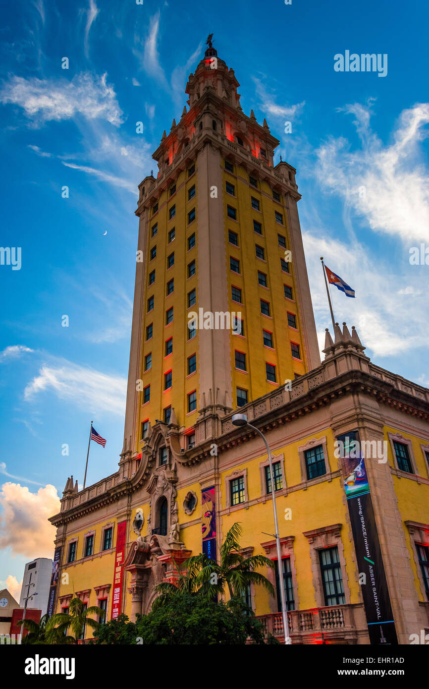 Der Freedom Tower bei Sonnenuntergang in der Innenstadt von Miami, Florida. Stockfoto