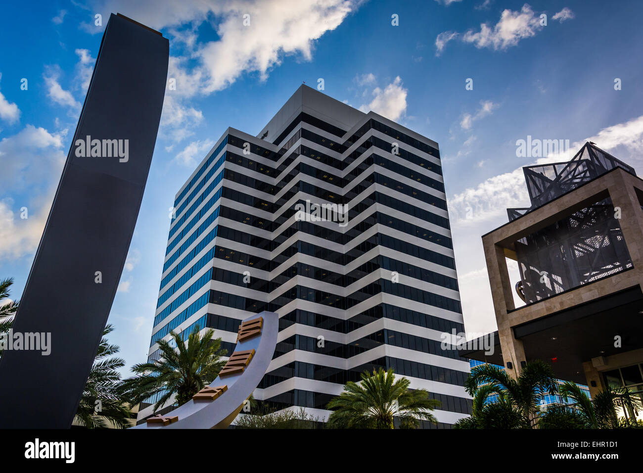 Die Sonnenuhr und ein Hochhaus in Saint Petersburg, Florida. Stockfoto