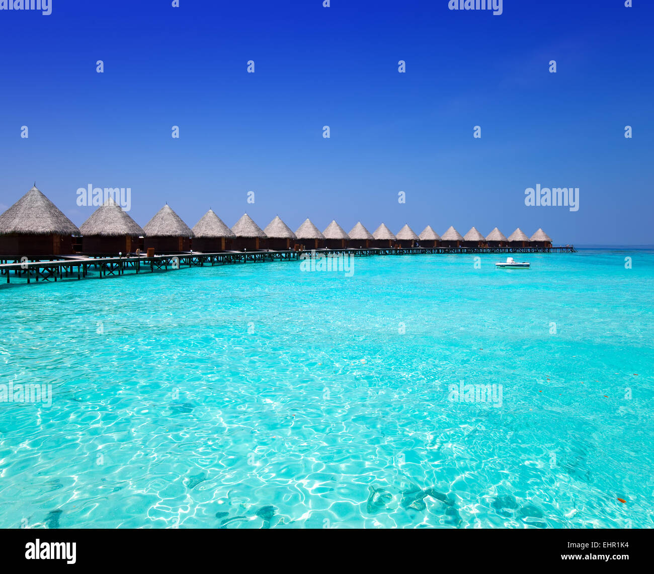 Häuser auf Pfählen am Meer. Malediven Stockfoto