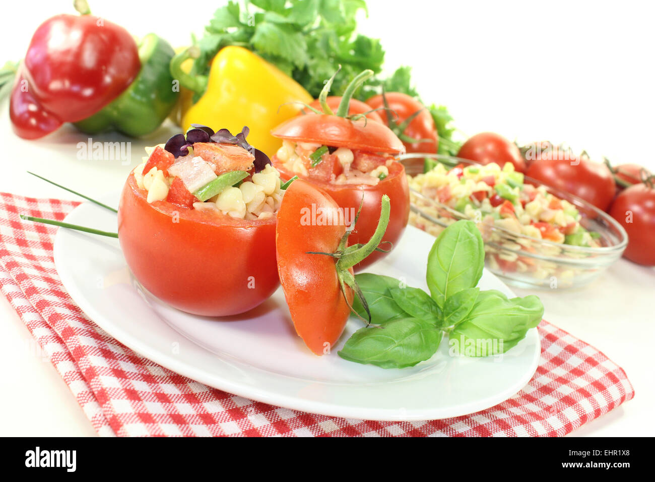 gefüllte Tomaten mit Nudelsalat und Pfeffer Stockfoto