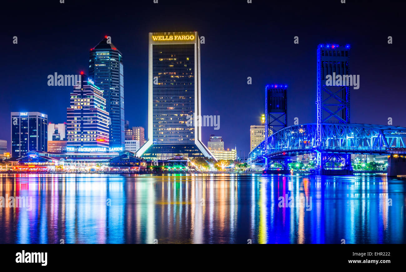 JACKSONVILLE, FLORIDA - 23.Juni: The Jacksonville Skyline bei Nacht in St. Johns River reflektieren 23. Juni 2014 in Jacksonvil Stockfoto