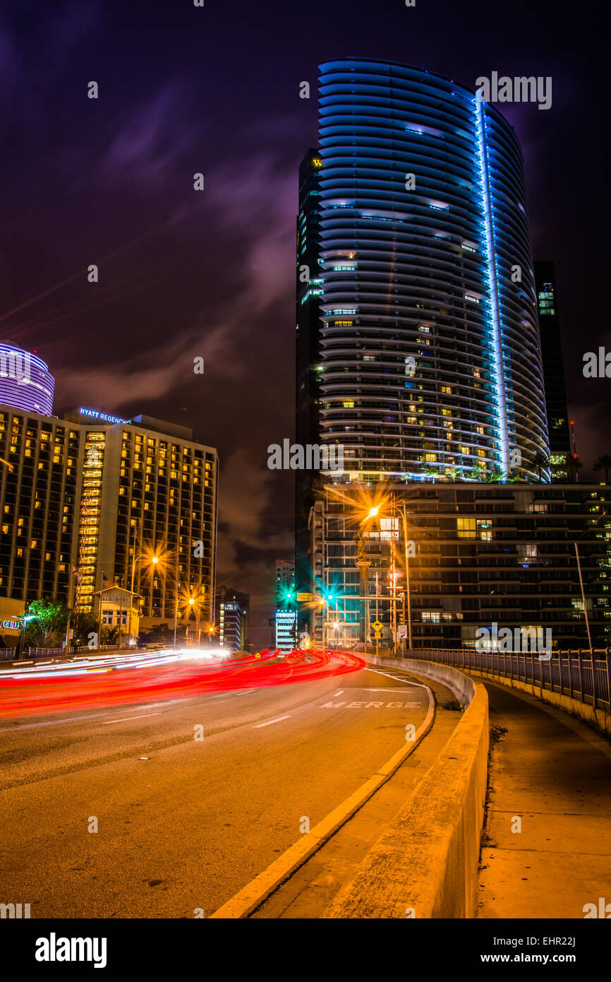 Verkehr auf Brickell Avenue in der Nacht, in der Innenstadt von Miami, Florida. Stockfoto