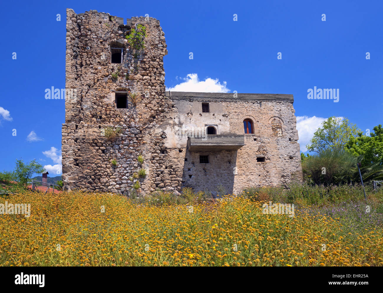 Der mittelalterliche Turm, eine historische Sehenswürdigkeit in Rovies Dorf auf Evia Island, Griechenland Stockfoto