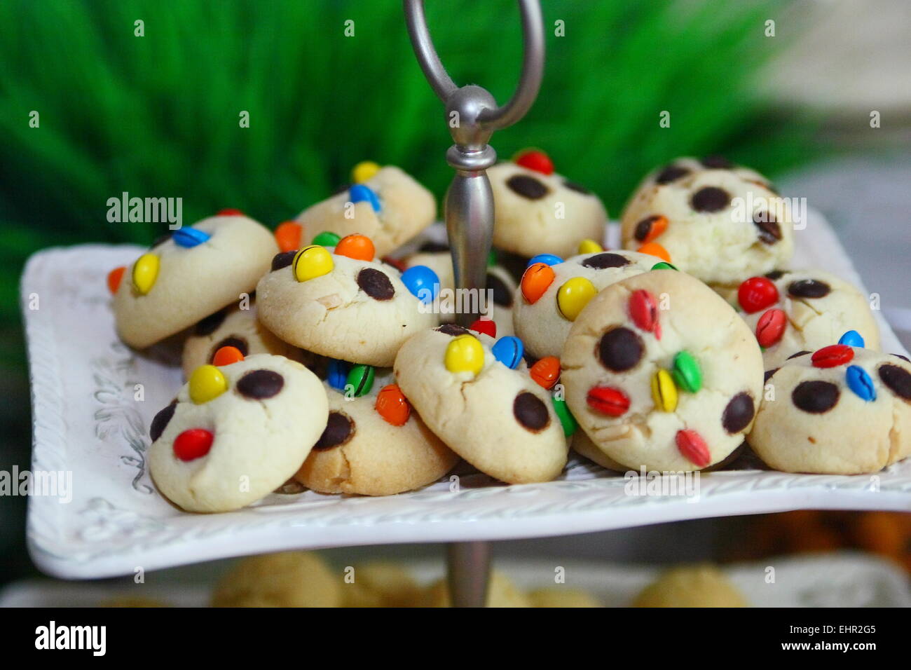 M & M Cookies auf einem Tier-Tablett Stockfoto